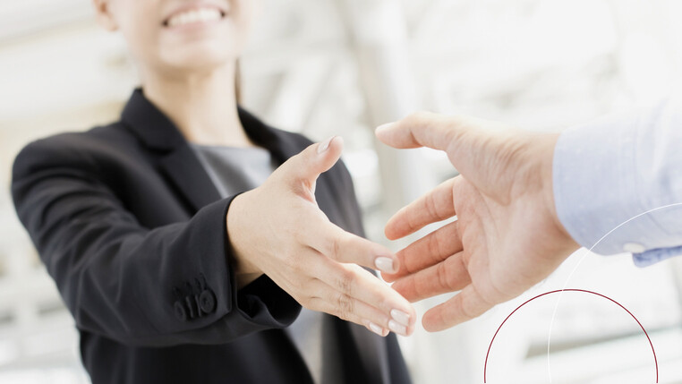 Zwei Personen geben sich die Hand