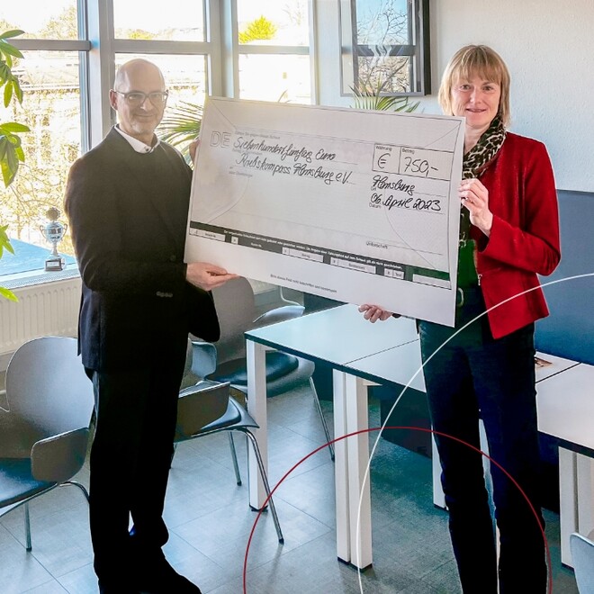 2 Personen mit Scheck in den Händen