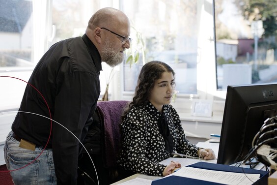Kai Jensen am Schreibtisch einer Kollegin
