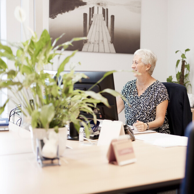 Eine Frau in einer weißen Bluse