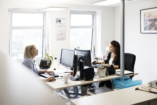 Büro mit zwei Schreibtischen und Frauen