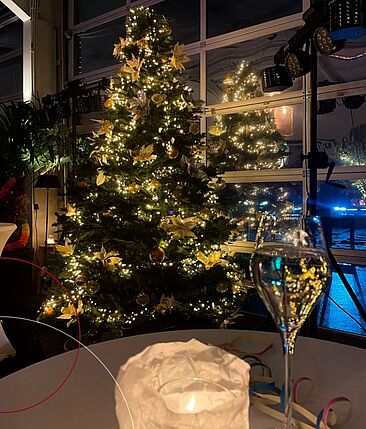 Ein geschmückter Tannenbaum am Abend