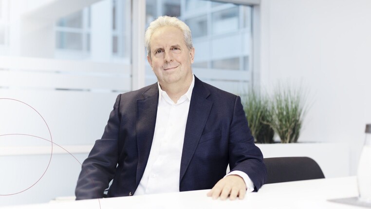 Robert Binder sitzt am Schreibtisch