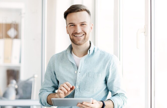 Ein rechteckiges Bild von einem Mann der in die Kamera schaut