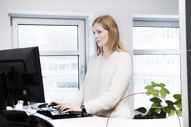 ttp-Mitarbeiterin am Schreibtisch