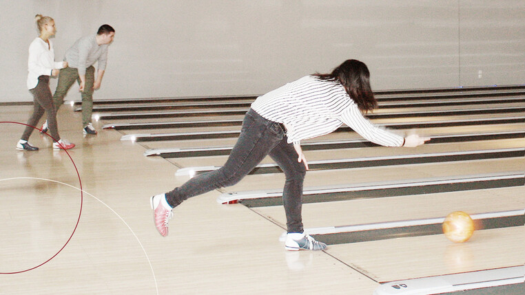 Eine Frau während des Bowlens