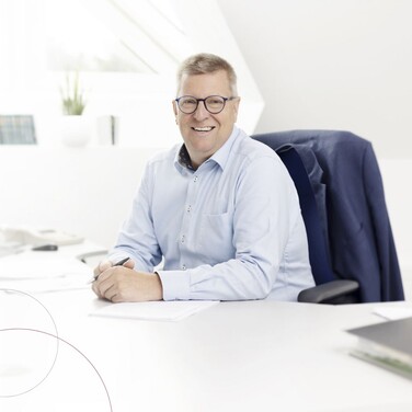 Kollege Hajo Schmidt an seinem Schreibtisch.