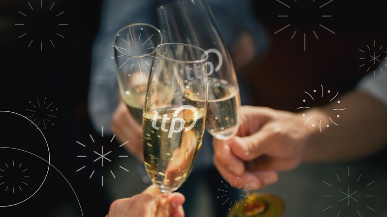 Drei Personen stoßen an