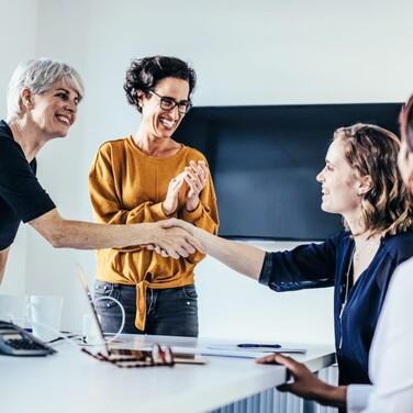 Besprechungsraum mit vier Personen