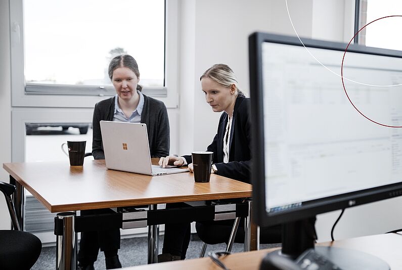 Zwei ttp Mitarbeiterinnen unterhalten sich