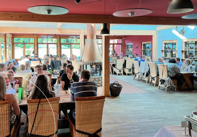 Die Mitarbeiter von ttp sitzen in einem Restaurant.