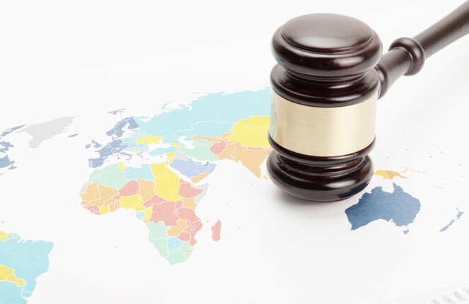 Weltkarte und Richterhammer