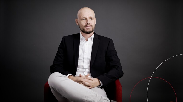 Jan Ole Timm sitzt in einem Stuhl