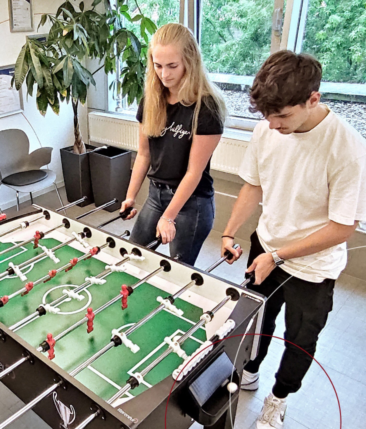Azubis spielen Tischkicker