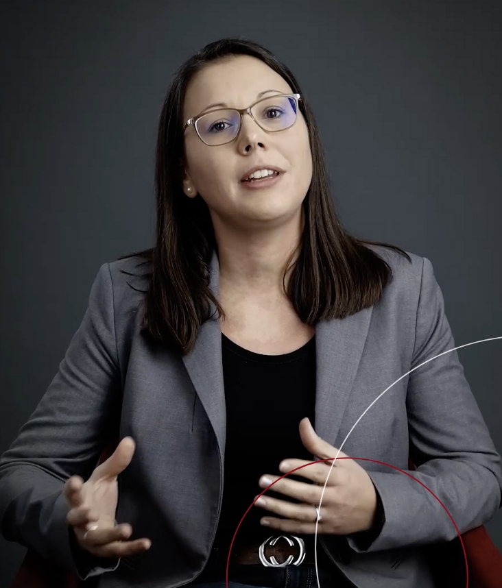 Eine ttplerin gestikuliert mit den Händen