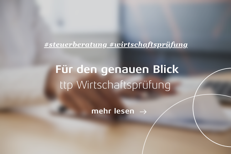 Eine Hand benutzt eine Computermaus