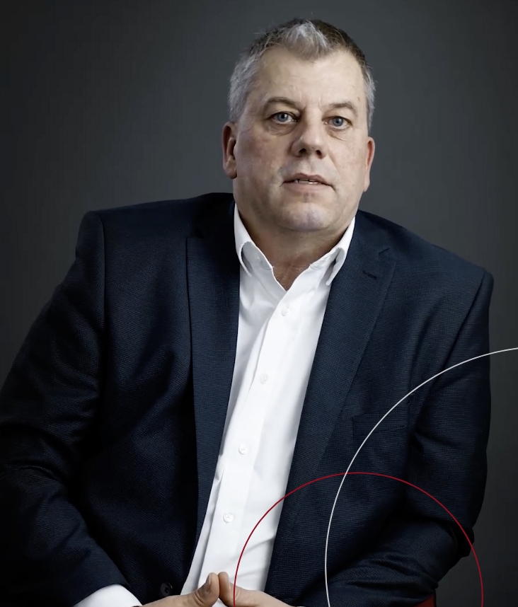 Ein ttpler im schwarzen Anzug