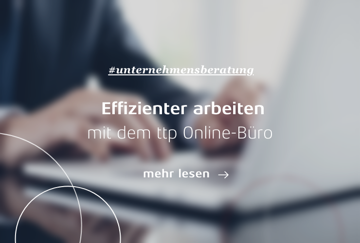 Eine Person tippt auf einem weißem Laptop