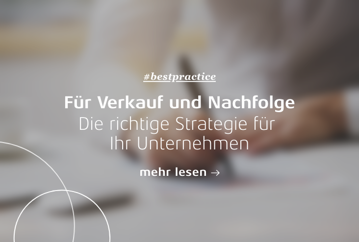 Eine Person schreibt etwas auf Papier auf