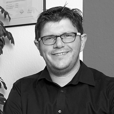 Schwarz-weiß-Portrait von Lorenz-Heinrich Carstensen – geschäftsführender Gesellschafter